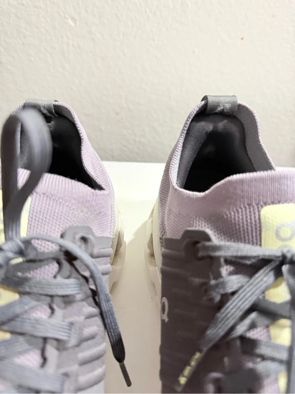 On Running Cloudswift men size 10 - Lavender with Gray